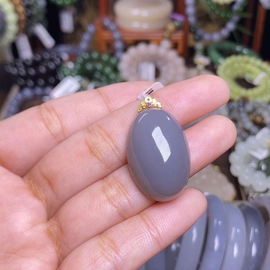 和田玉未镶嵌烟紫冰底老矿料金镶鸽子蛋