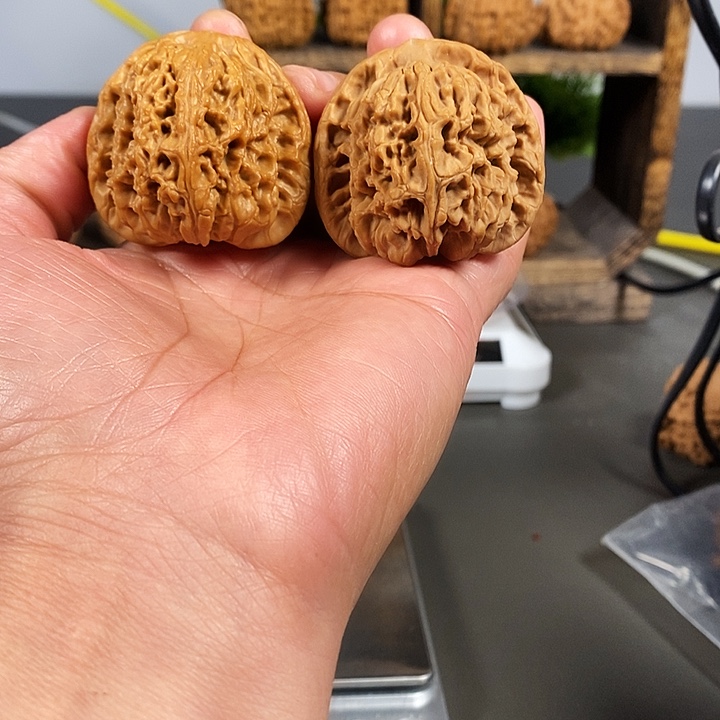 文玩核桃把件红皮大果南疆石骨质超棒