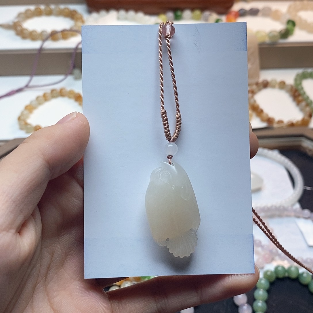 和田玉颈饰未镶嵌藕粉金鱼