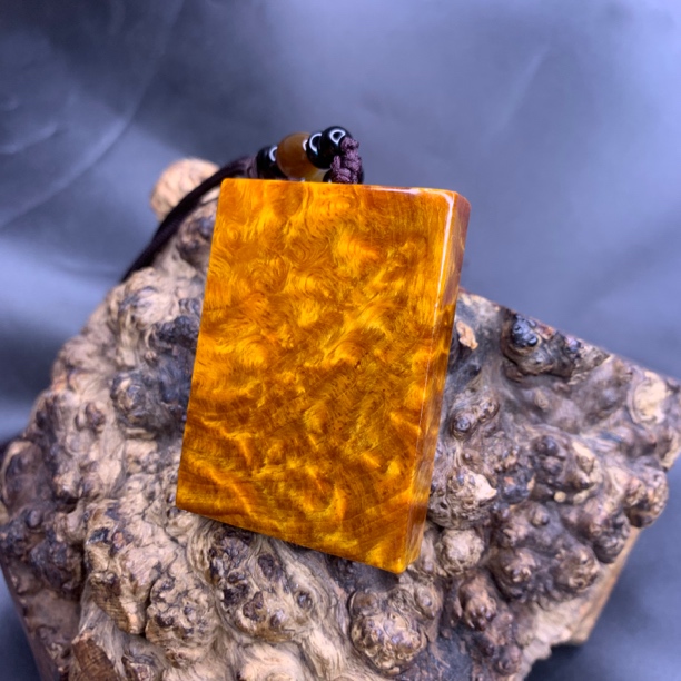 雷击木盘丝火焰纹高油无事牌琥珀木吊坠把件