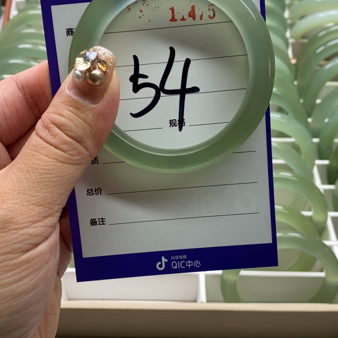 蛇纹石玉手镯未镶嵌不****。