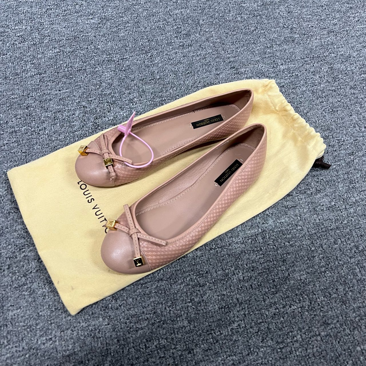 99新 LouisVuitton/路易威登 Lv裸色平底单鞋35码