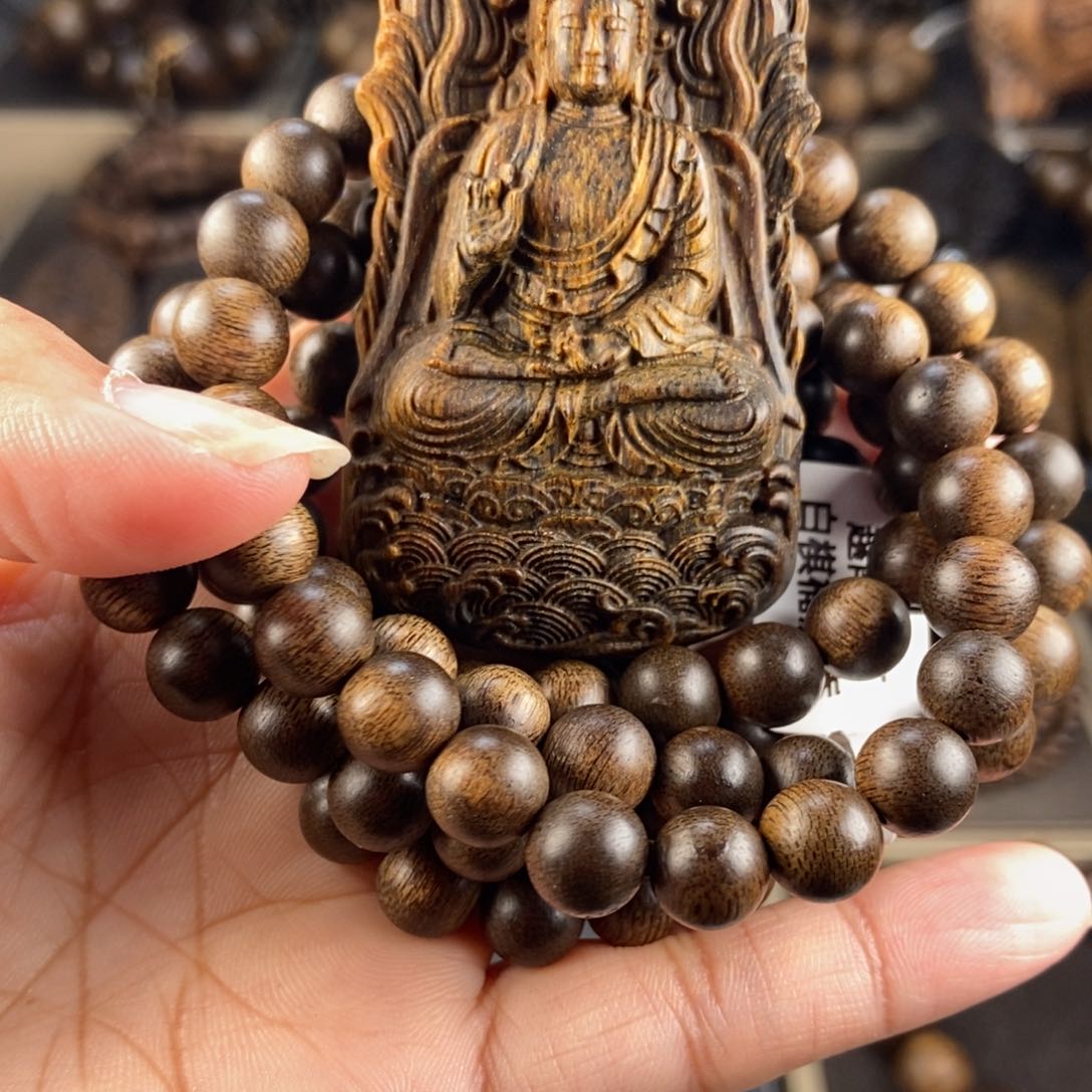 沉香手串当***在越南芽庄白棋楠十沉香木牌