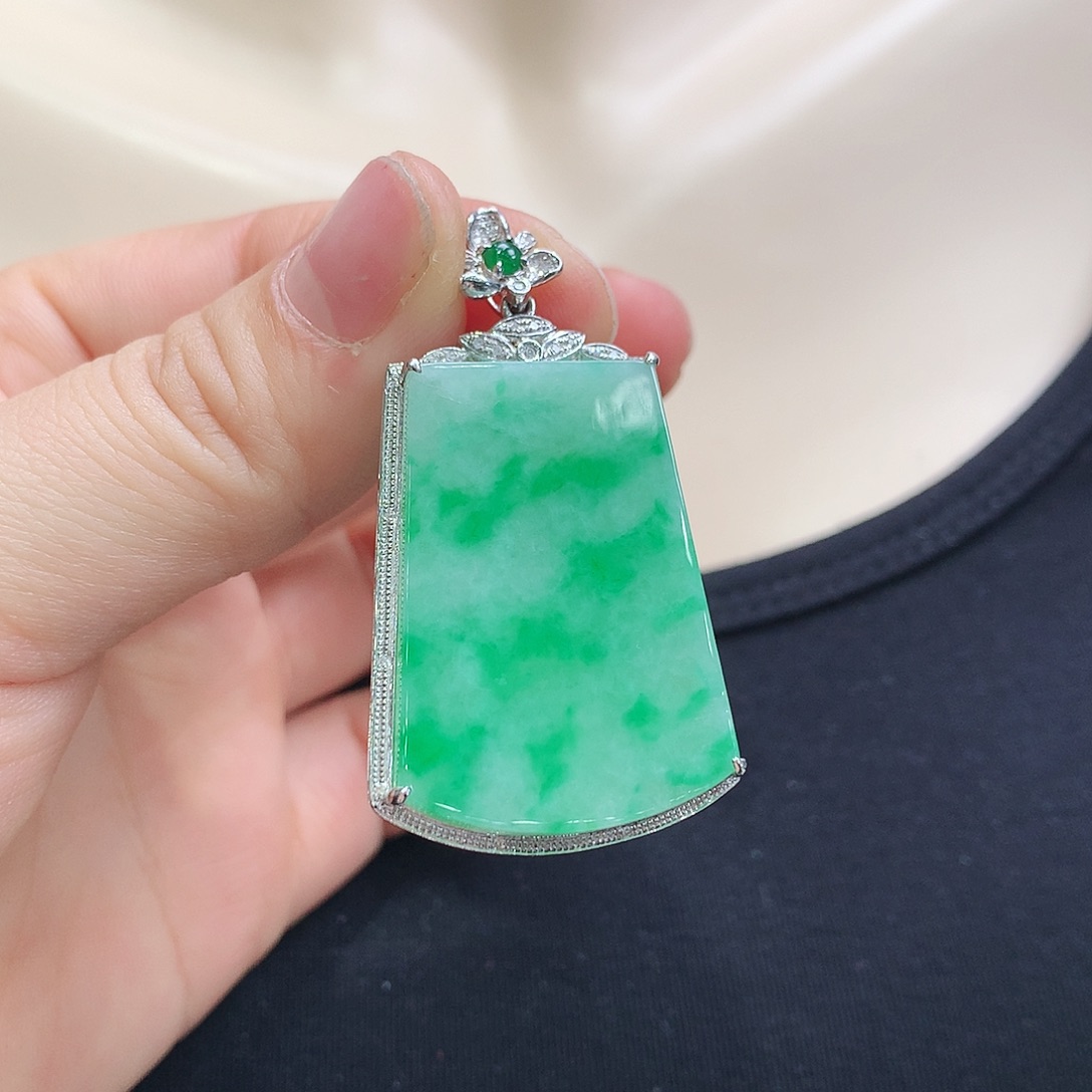 翡翠颈饰18K金镶嵌无事牌