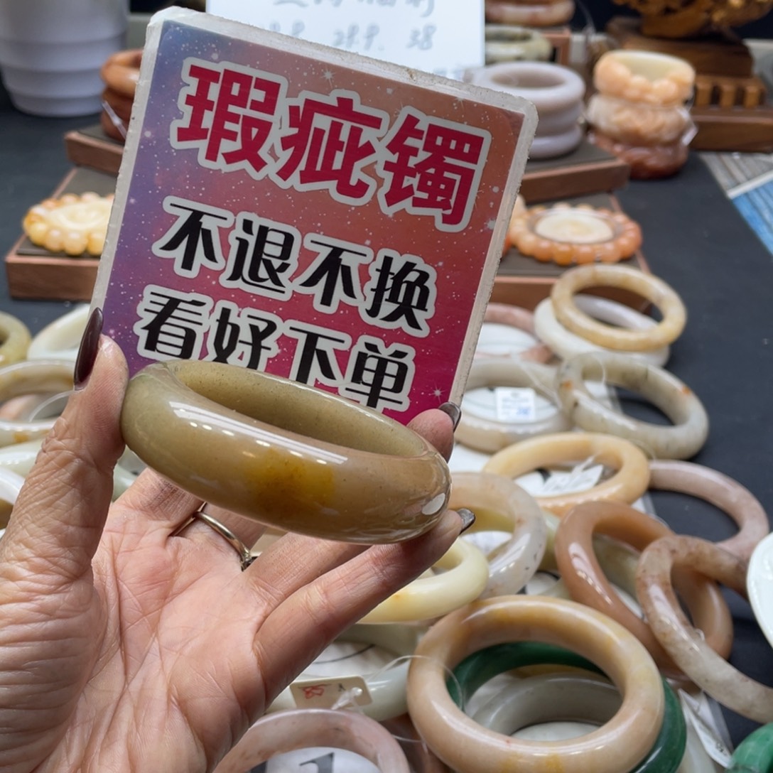 小***圆石英岩玉未镶嵌手镯
