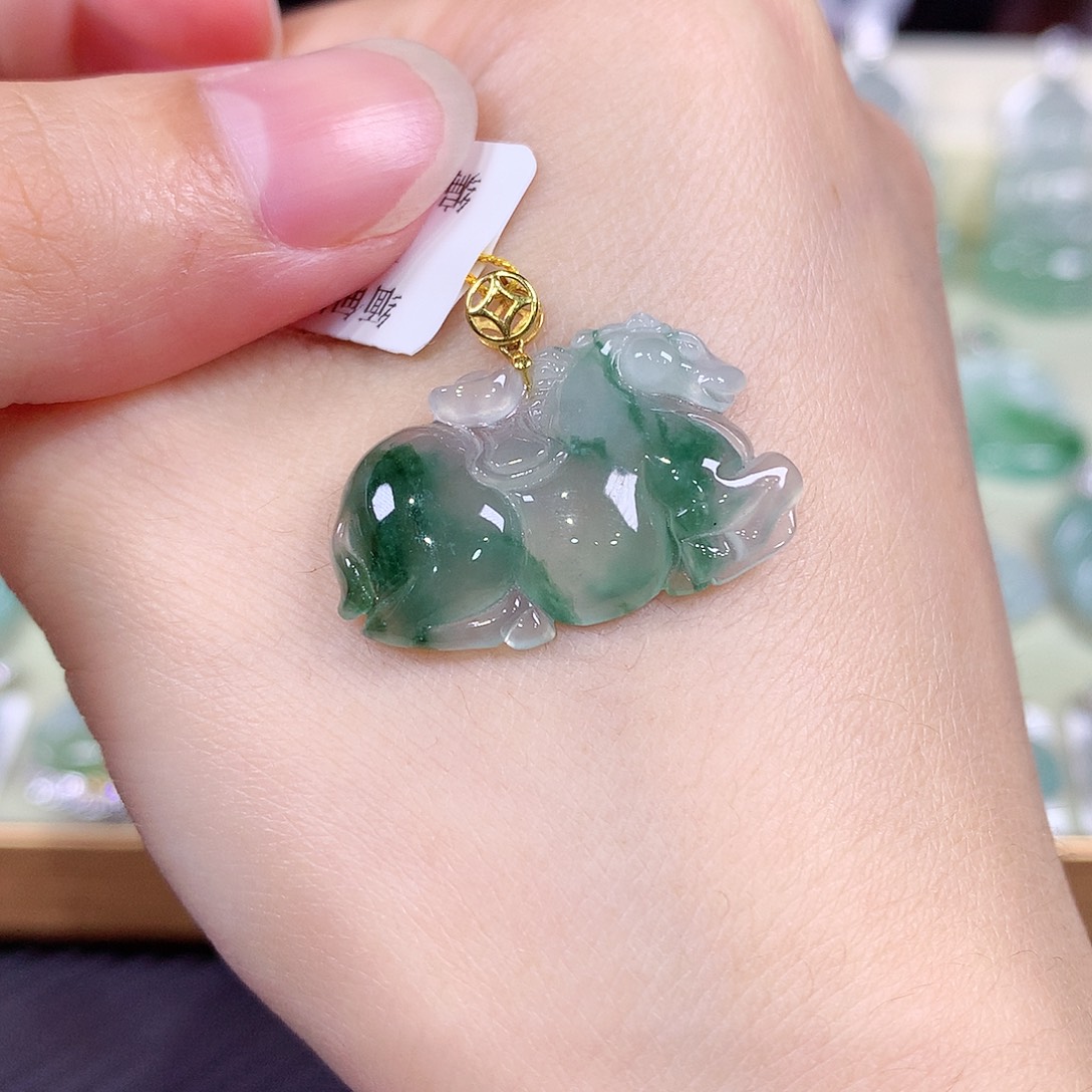 翡翠18K金镶嵌颈饰