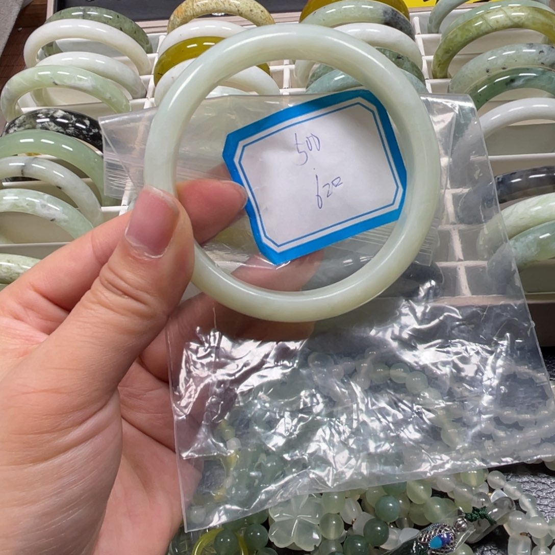 蛇纹石玉未镶嵌手镯