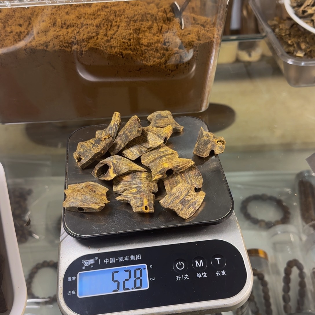 沉香碎屑沉香莺歌绿块料52克➕