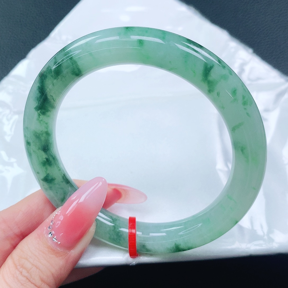 翡翠手镯未镶嵌55圈