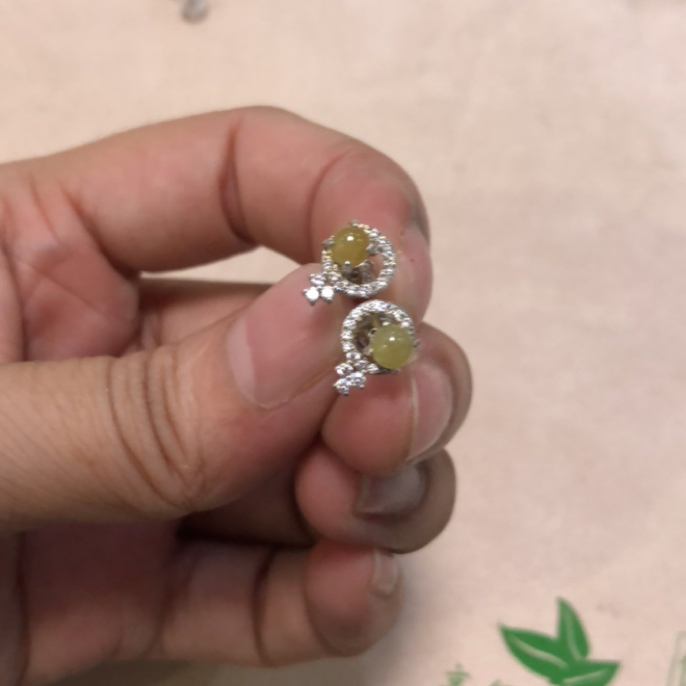 缅甸翡翠玉。S 9 2 5银镶嵌。耳钉