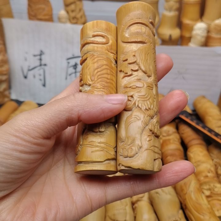 N***宁竹红皮料子浮雕下山虎