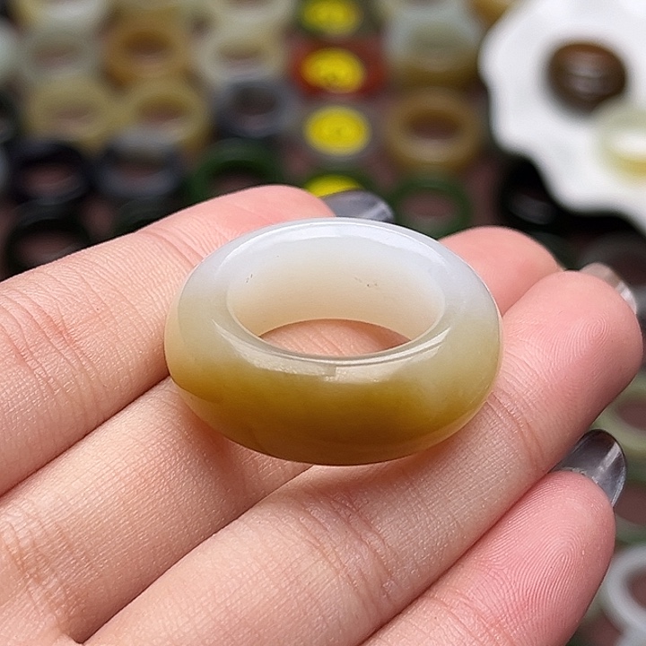 天***晴和田玉未镶嵌戒指