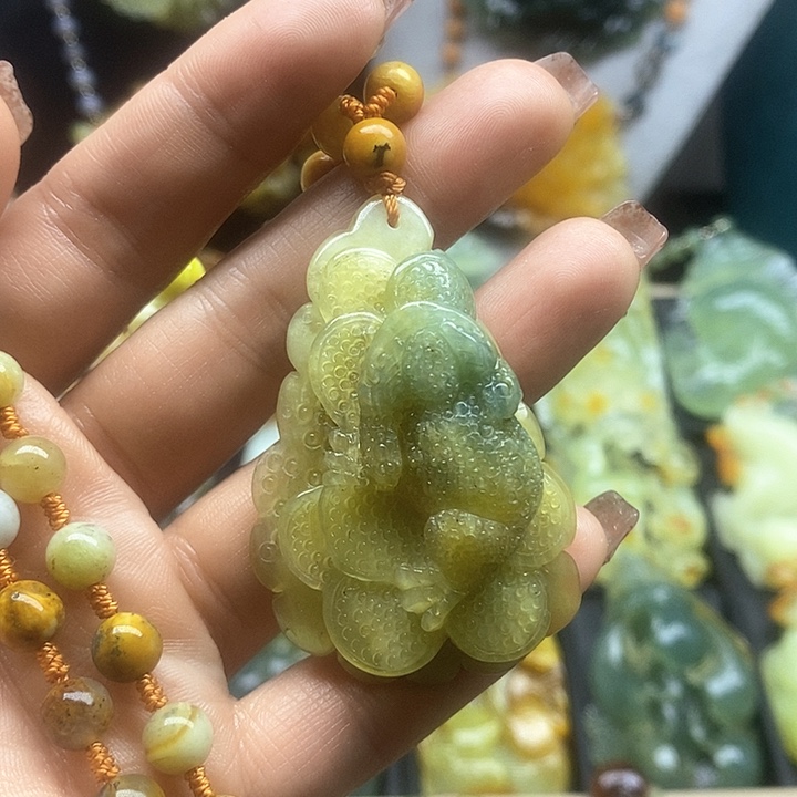 蛇纹石玉挂件未镶嵌