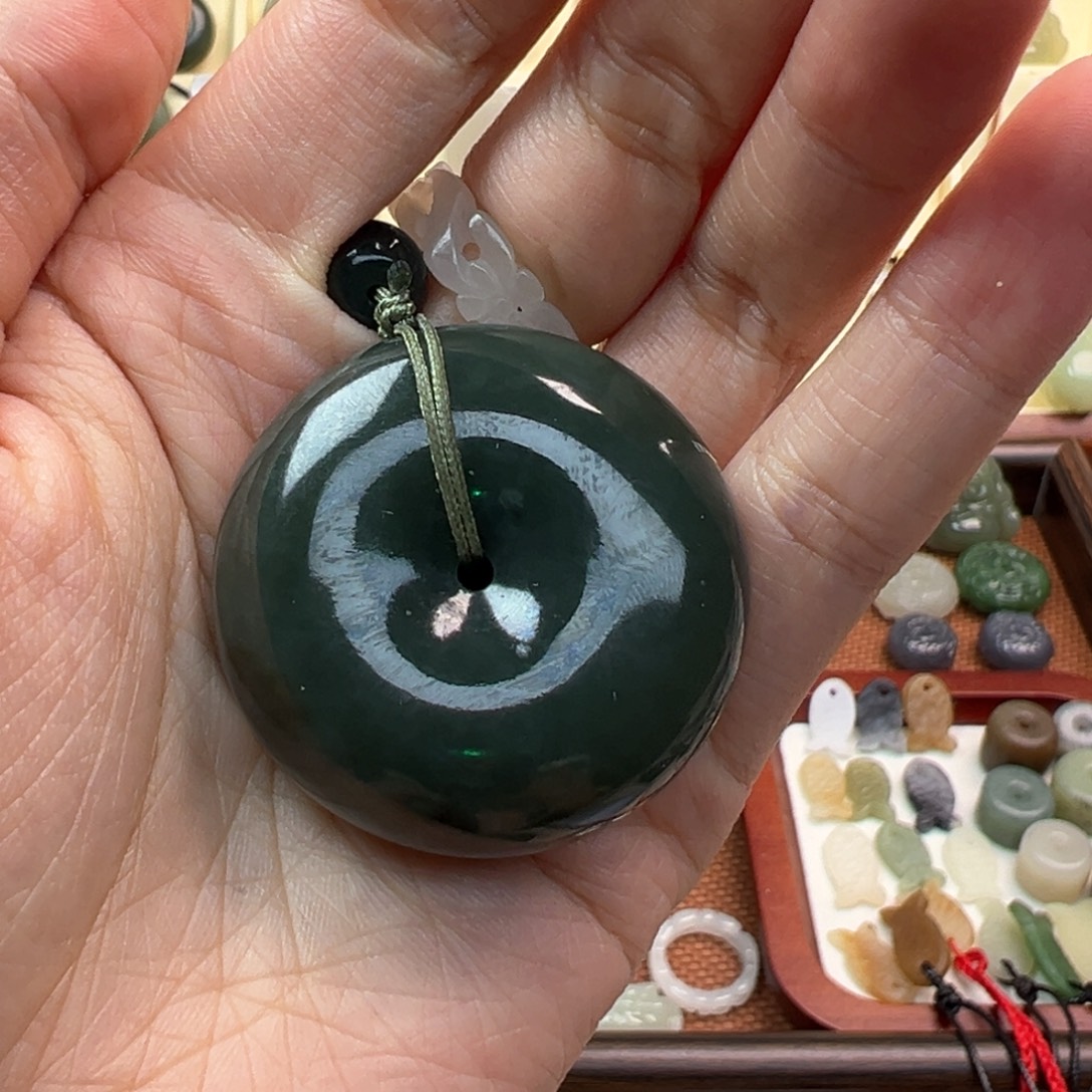 起***你和田玉未镶嵌颈饰