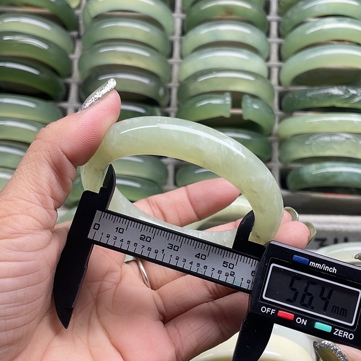 蛇纹石玉未镶嵌手镯311