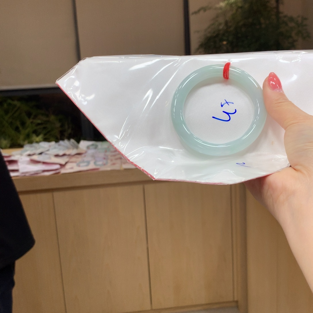 翡翠手镯未镶嵌不退不换