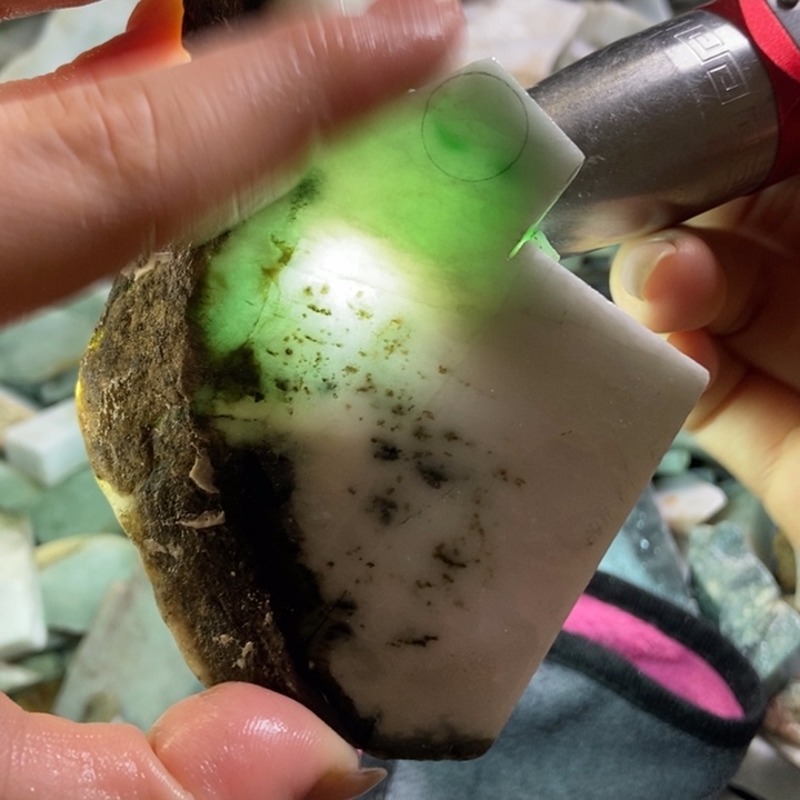 翡翠颈饰未镶嵌天然翡翠