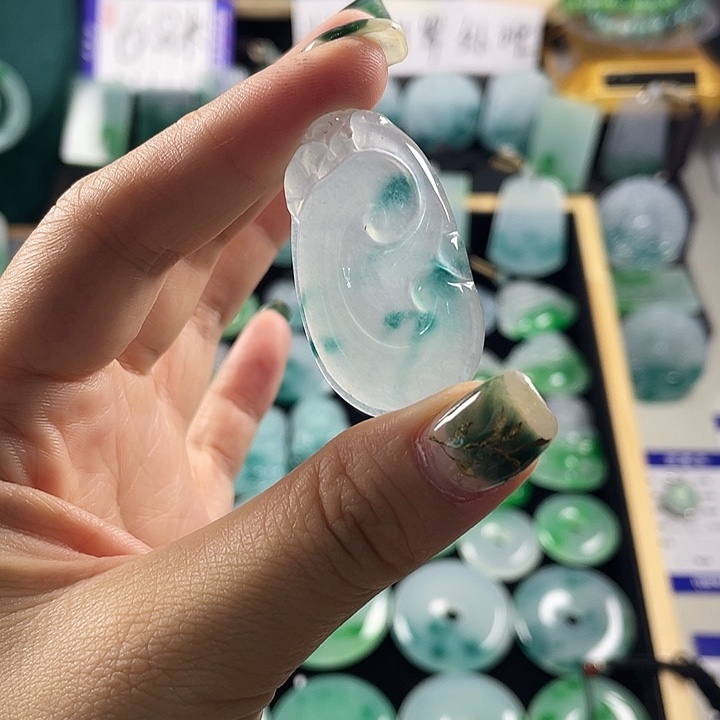 颈饰未镶嵌翡翠如意