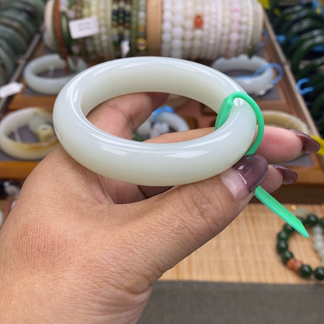 和田玉未镶嵌手镯