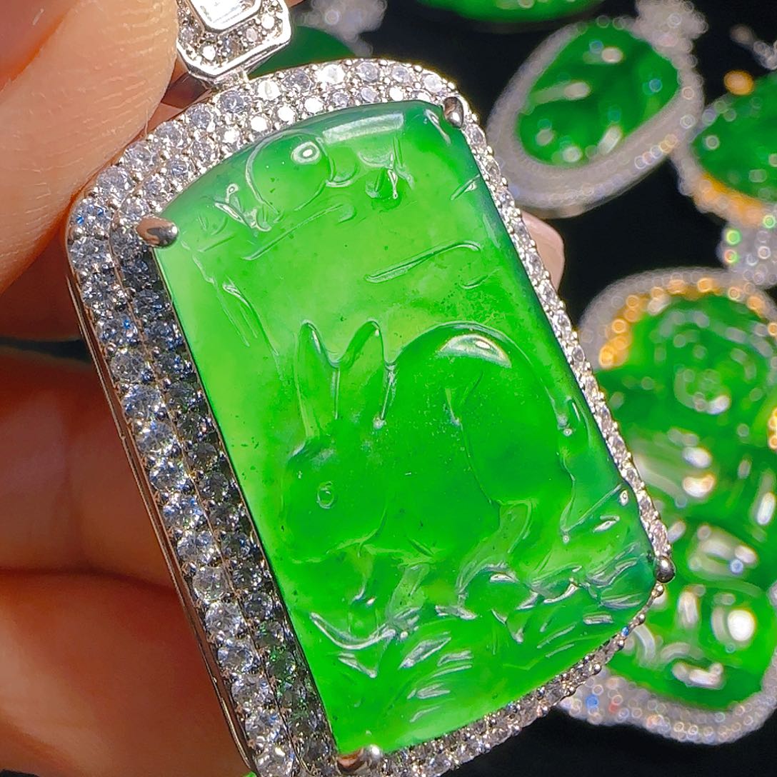 翡翠吊坠(赠链)未镶嵌