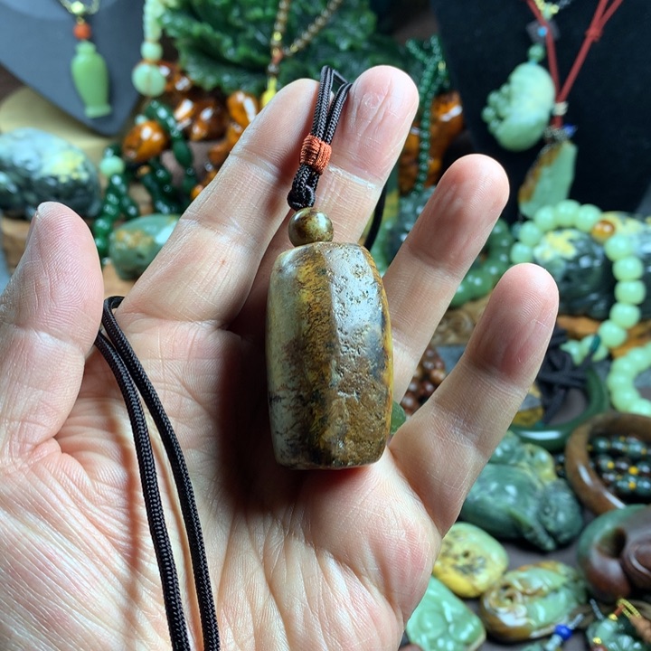 岫岩河磨玉（透闪石质玉）吊坠未镶嵌