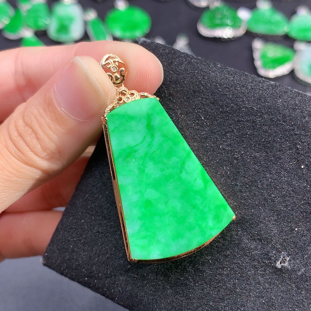 颈饰18K金镶嵌翡翠