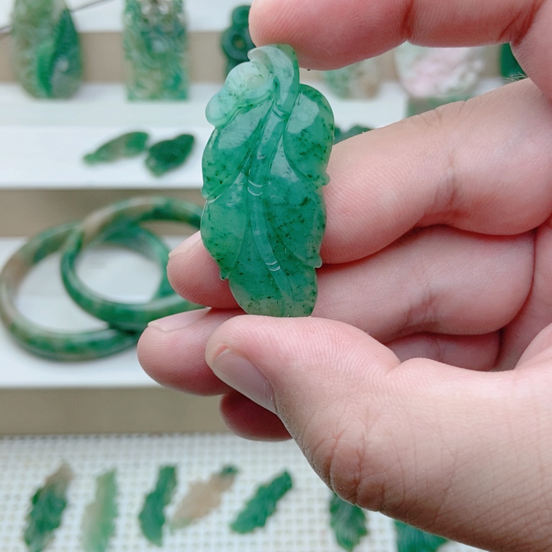 甲***源独山玉未镶嵌挂件