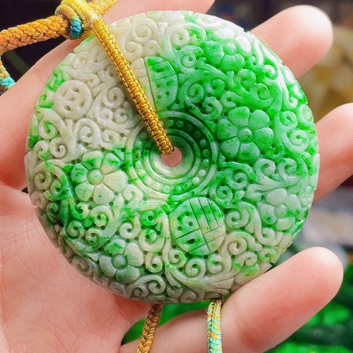 翡翠未镶嵌颈饰多样性