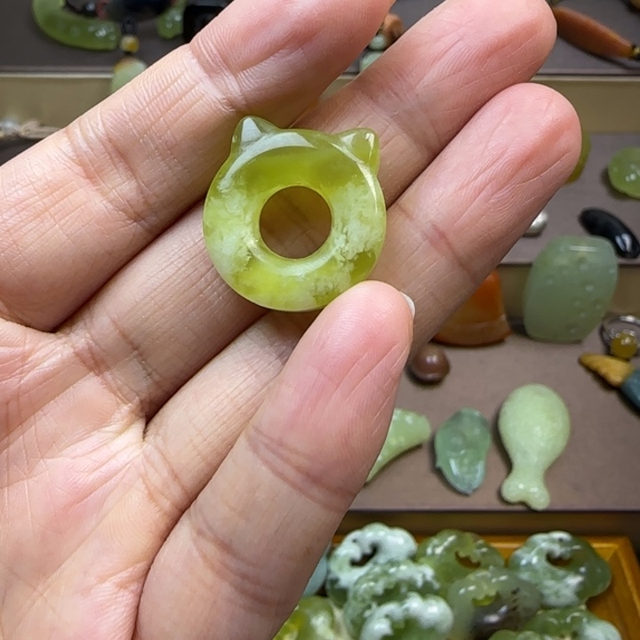 蛇纹石玉颈饰未镶嵌苏*