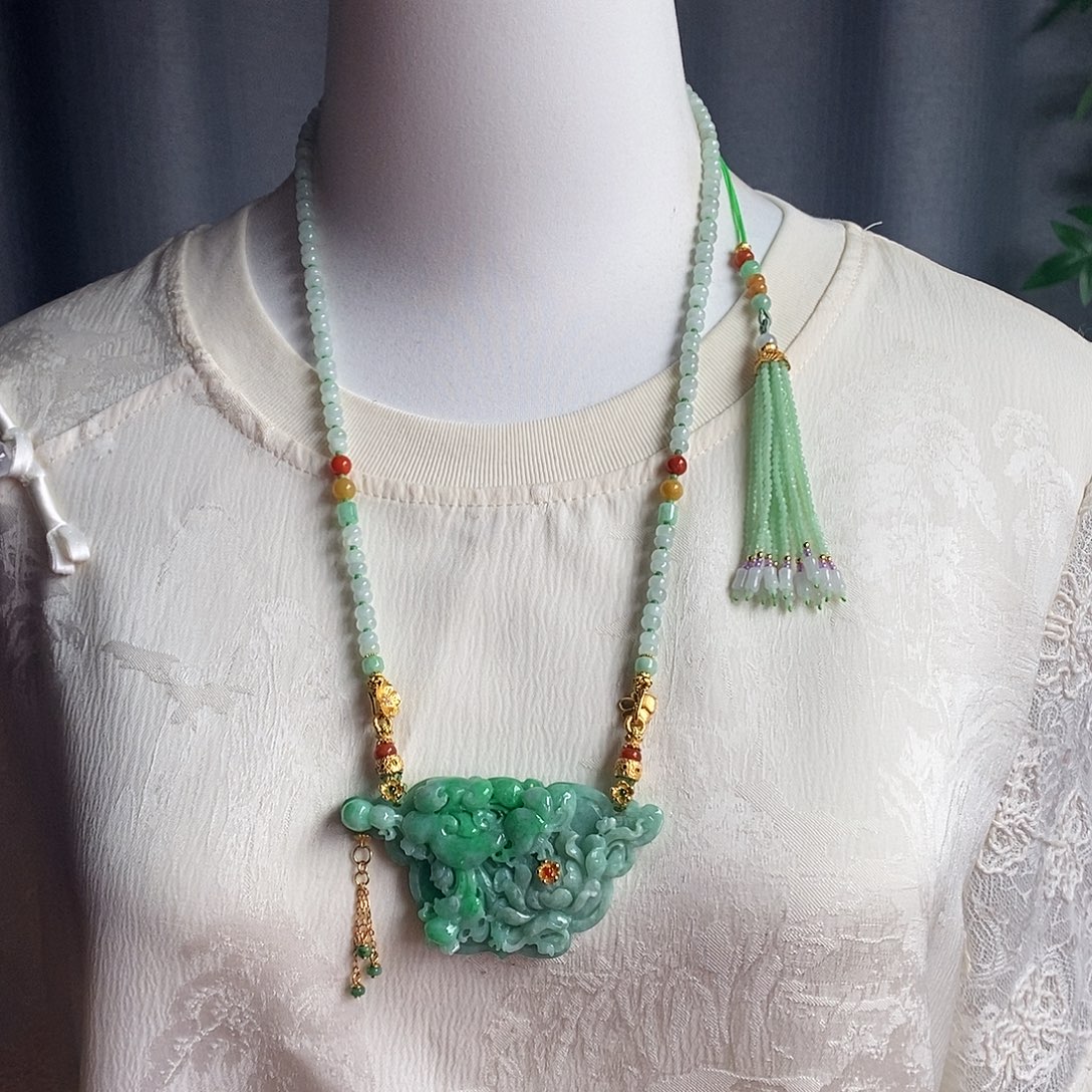 翡翠未镶嵌吊坠(赠链)