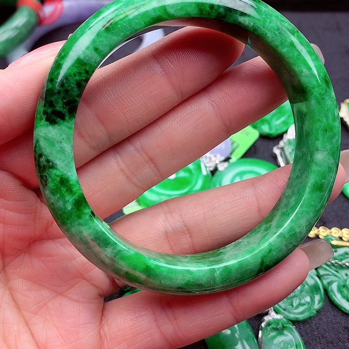 翡翠手镯未镶嵌翡翠