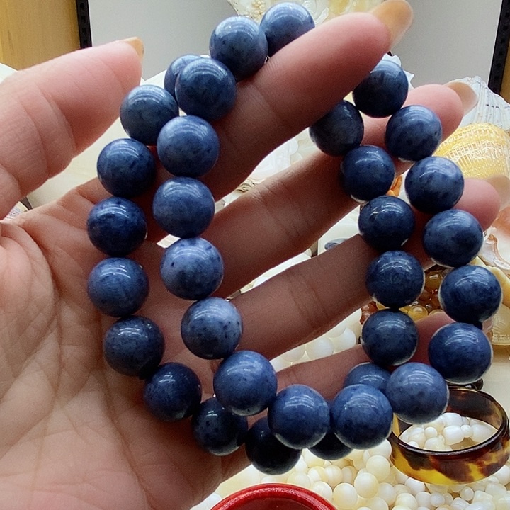 用****7珠子的颜色是红色