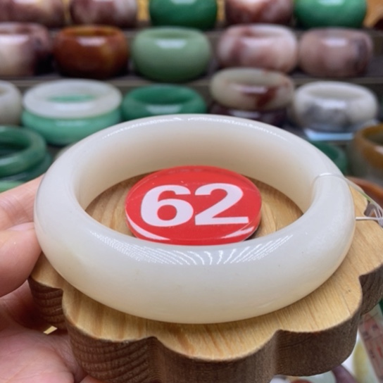 未镶嵌手镯石英质玉