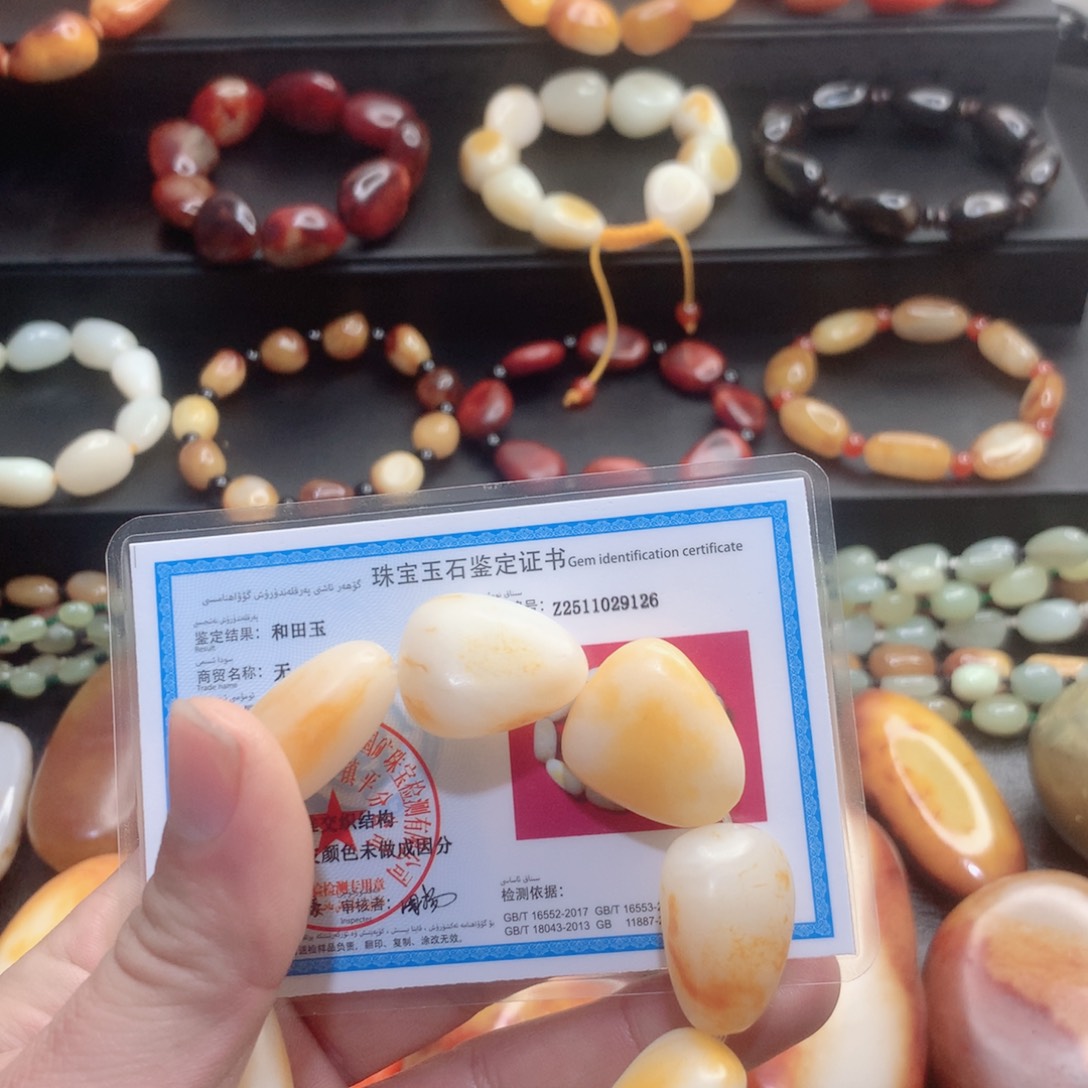 小***鸭和田玉未镶嵌颈饰