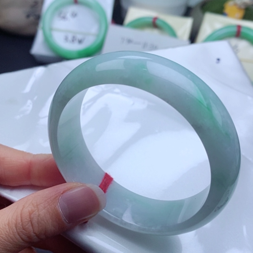 【闪购商品】翡翠手镯未镶嵌            正圈58 白底青