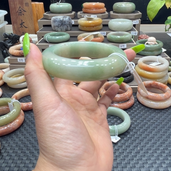 Y***柒石英质玉手镯未镶嵌