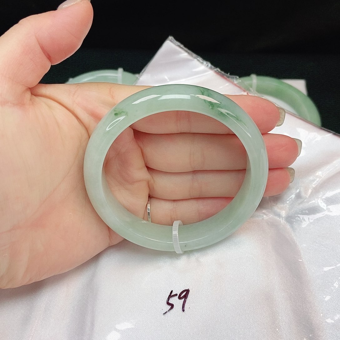 翡翠手镯未镶嵌小轮胎飘蓝强推