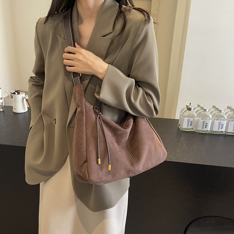 软面麂皮绒面包包 女2024新款 秋冬小众斜挎包单肩腋下爆款水桶包