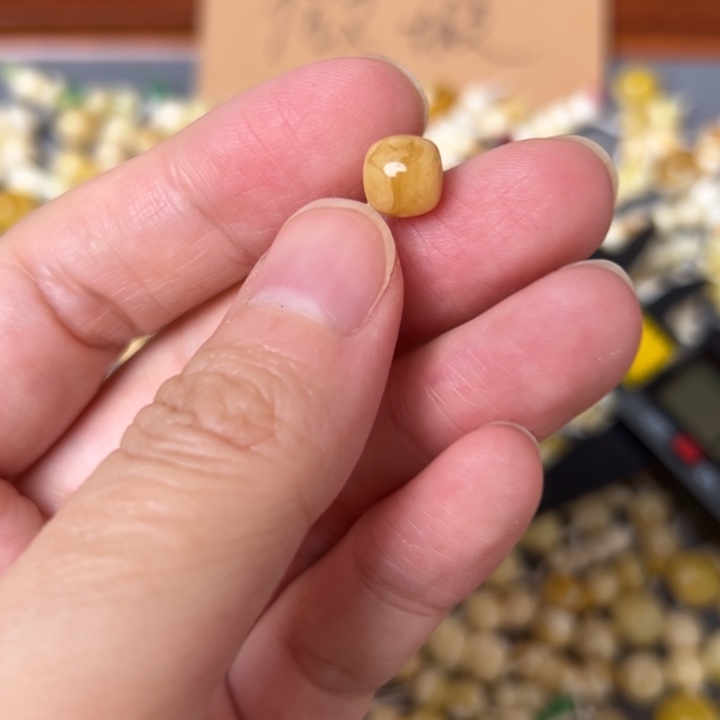 蜜蜡未镶嵌裸石7.5mm一个