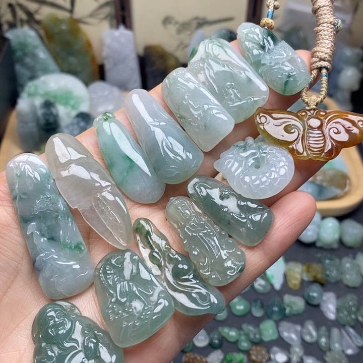 翡翠未镶嵌颈饰小牌子一个