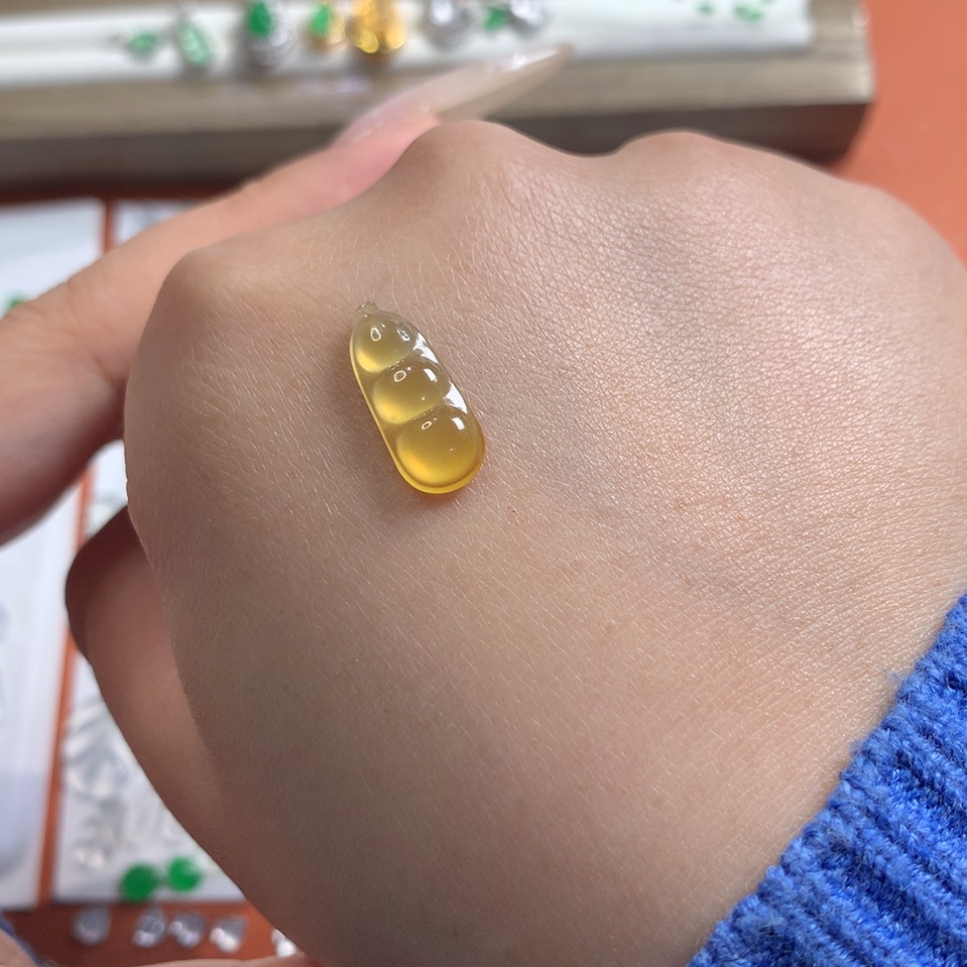 翡翠未镶嵌颈饰黄翡豆
