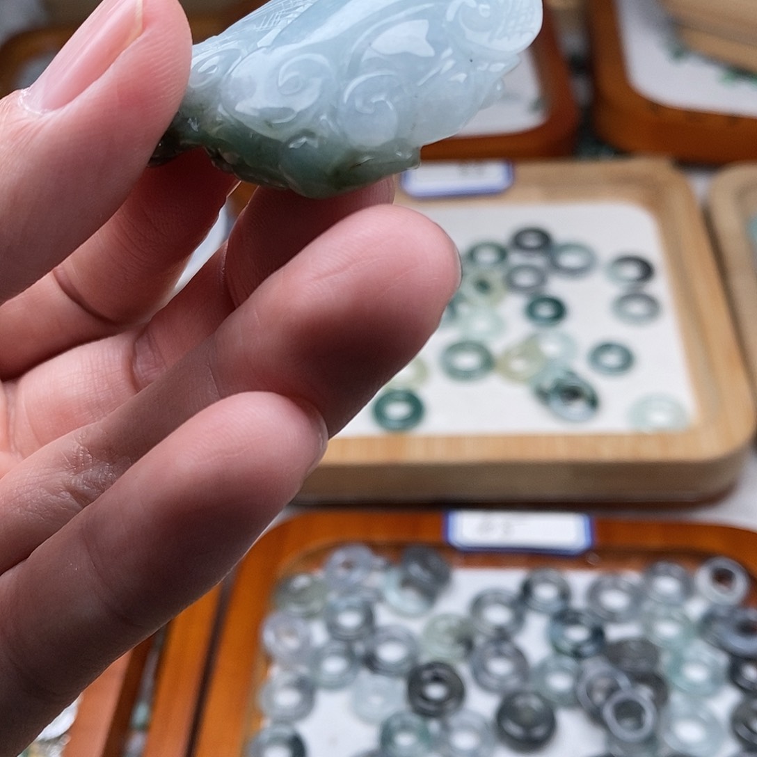 翡翠颈饰未镶嵌一件