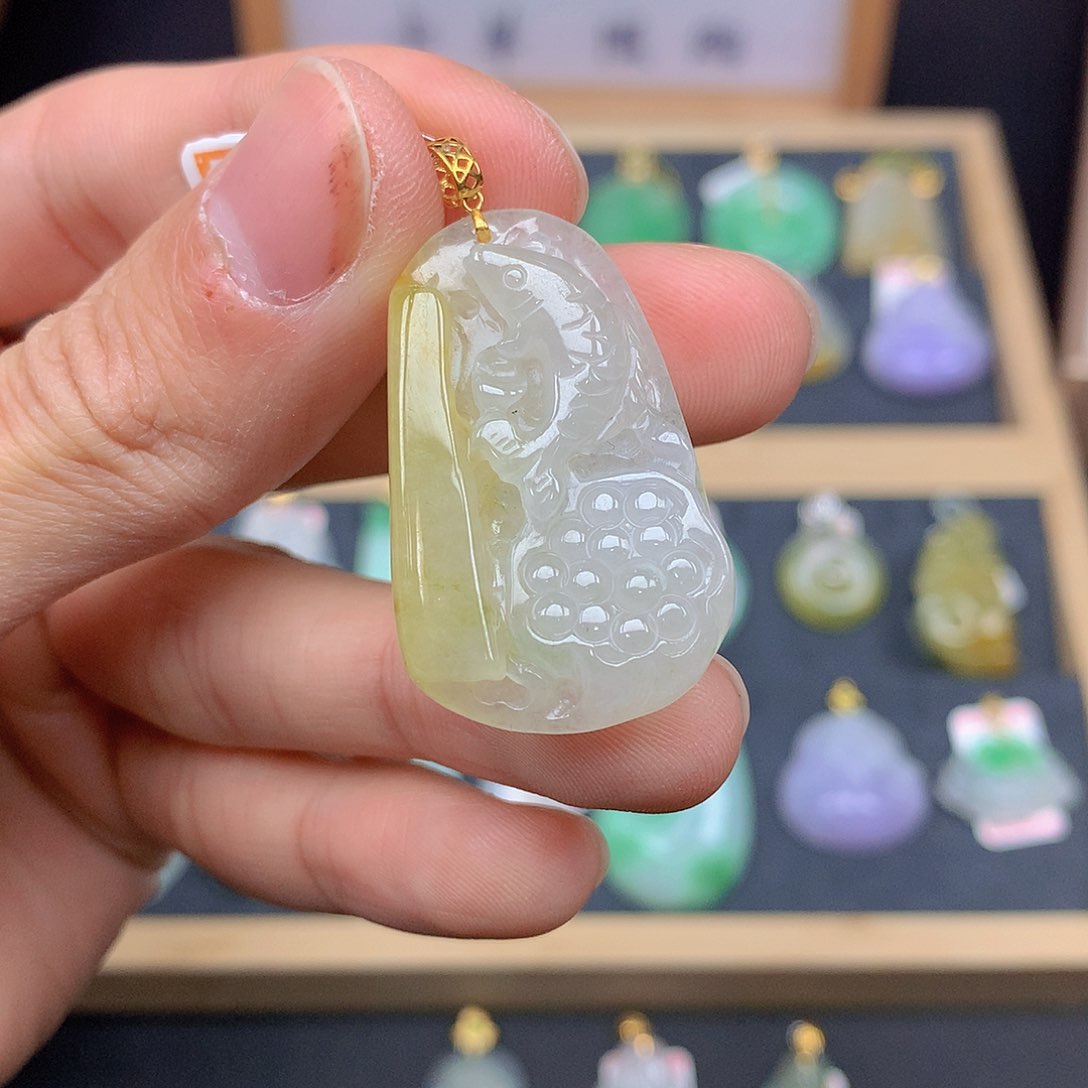 翡翠颈饰18K金镶嵌翡翠