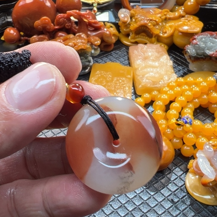 石英质玉（黄龙玉）颈饰未镶嵌