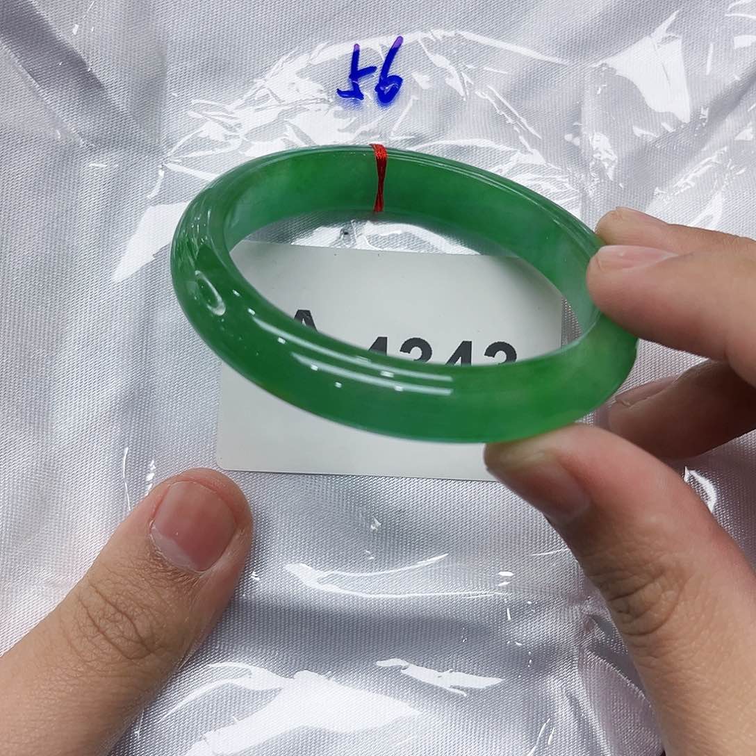 翡翠手镯未镶嵌多样性