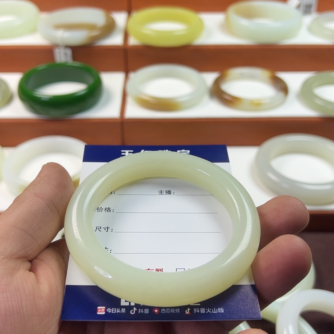 未镶嵌手镯和田玉?****?且末过灯无结构