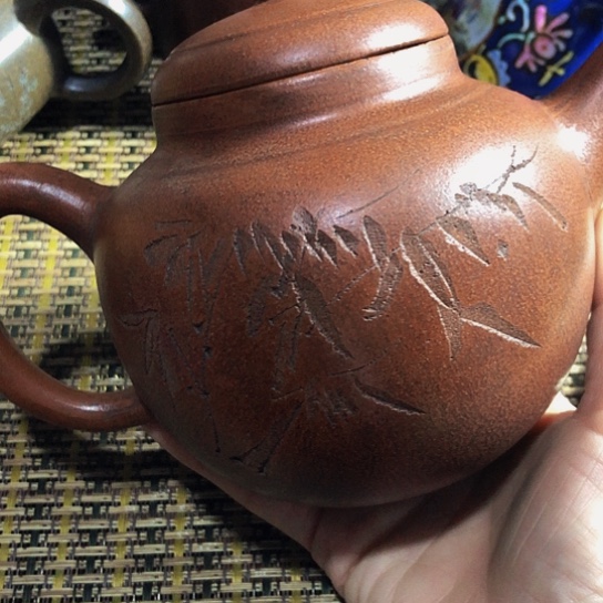 紫砂茶壶原矿泥料手工制作的紫砂壶。