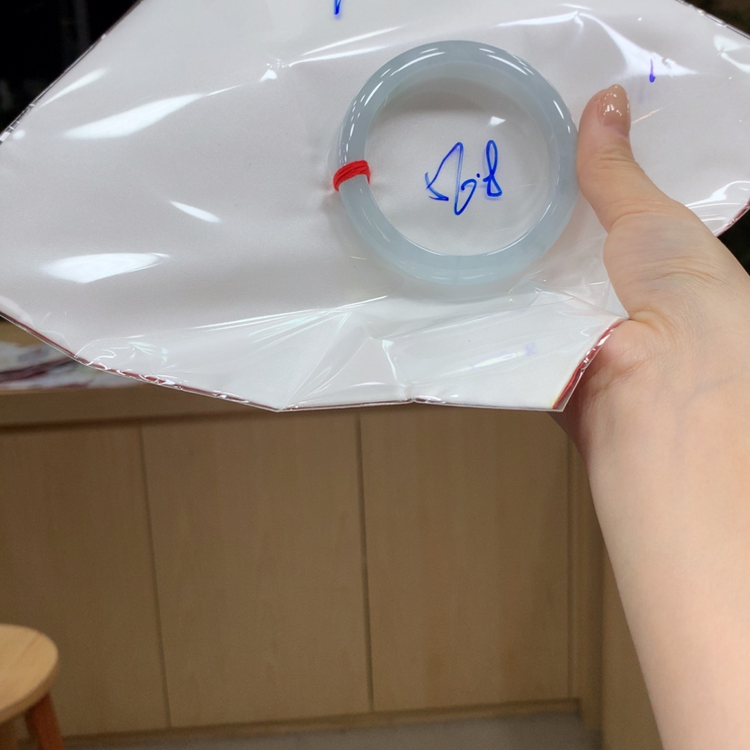 翡翠手镯未镶嵌不退不换