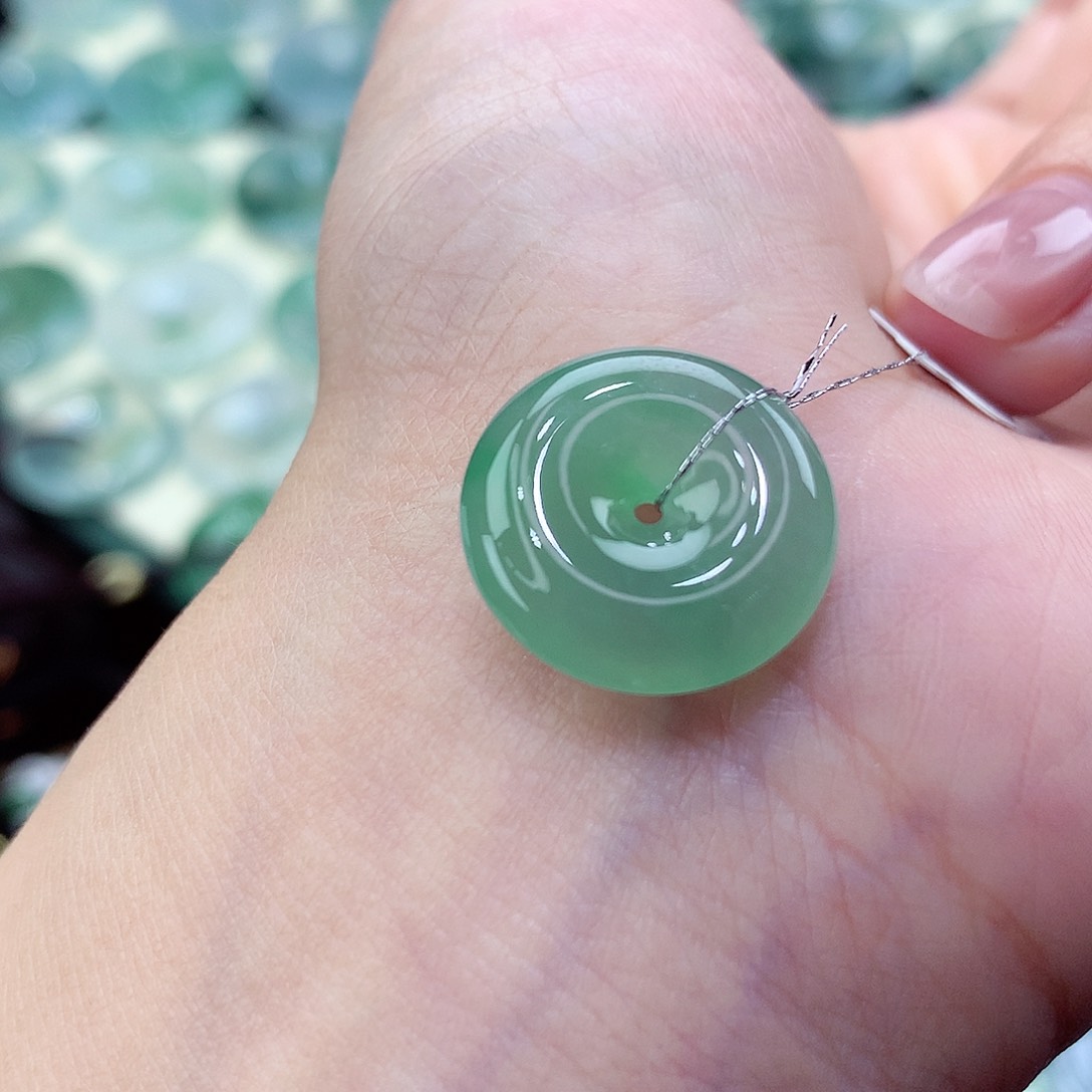 翡翠颈饰未镶嵌15号。尺寸17.5-5.1