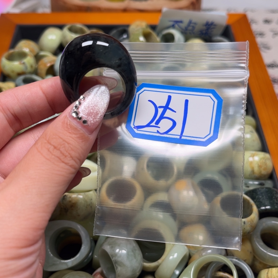 抚***姐蛇纹石玉未镶嵌珠宝奇石